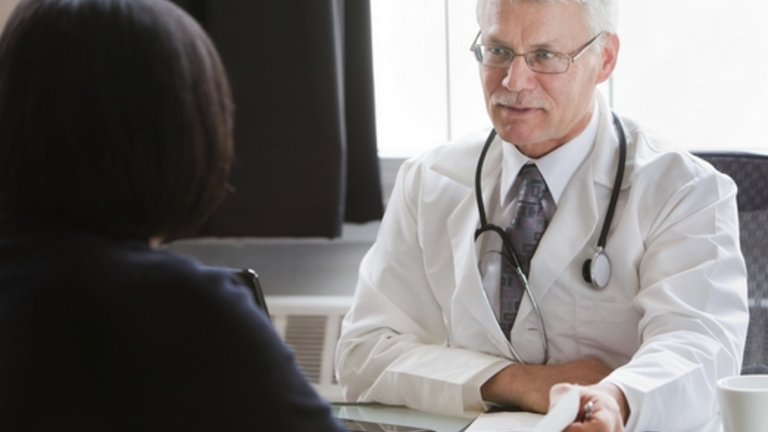 [Translate to Bosnia:] Male doctor talking to a patient