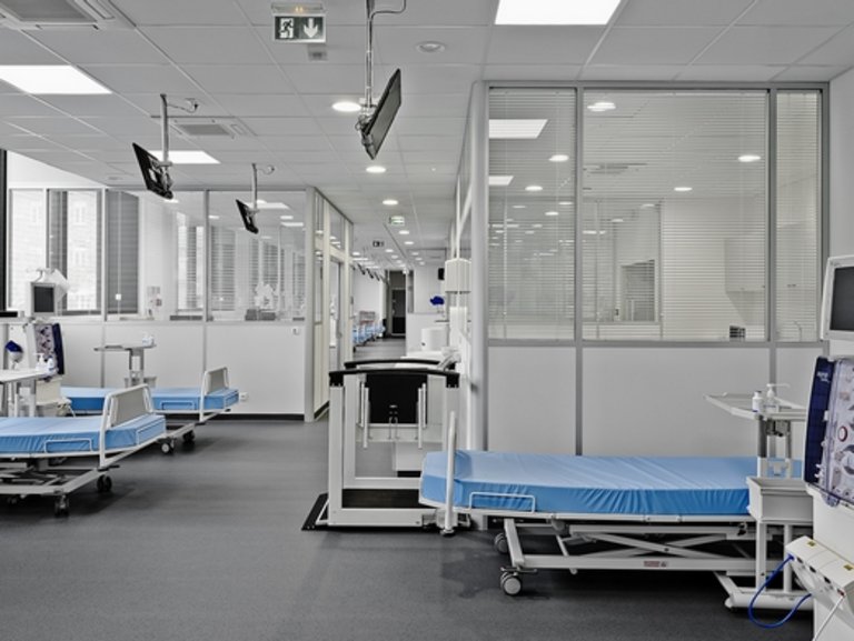 Pogled u unutrašnjost klinike s nekoliko praznih kreveta