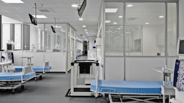 Pogled u unutrašnjost klinike s nekoliko praznih kreveta