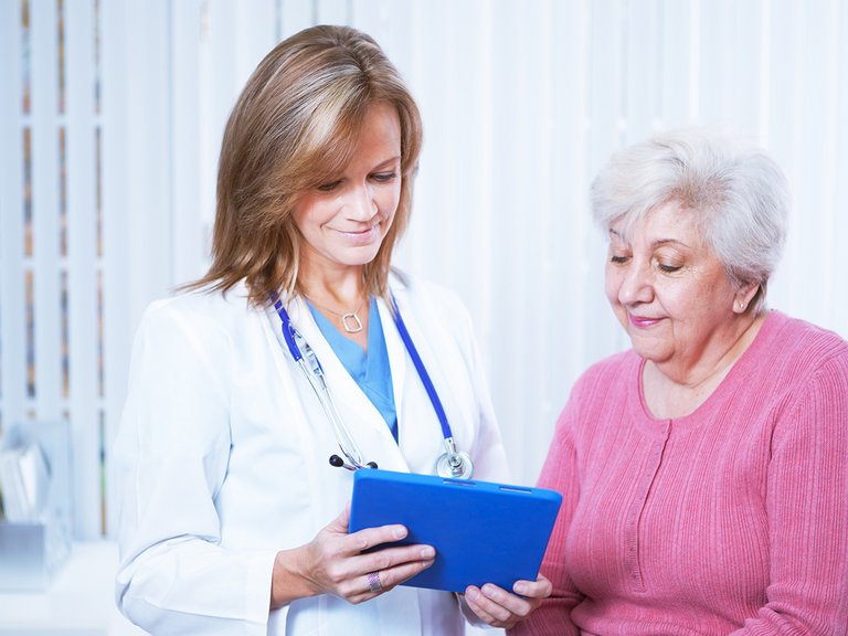 Ljekar i pacijent gledaju u tablet