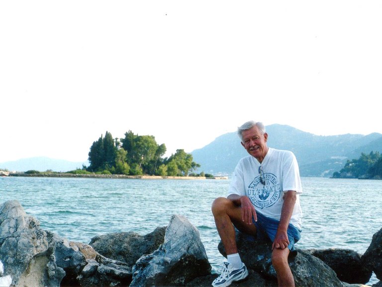 [Translate to Bosnia:] Male patient at the sea