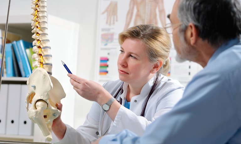 Ljekar objašnjava pacijentu moguće komplikacije u vidu metaboličke bolesti kostiju zbog HBI